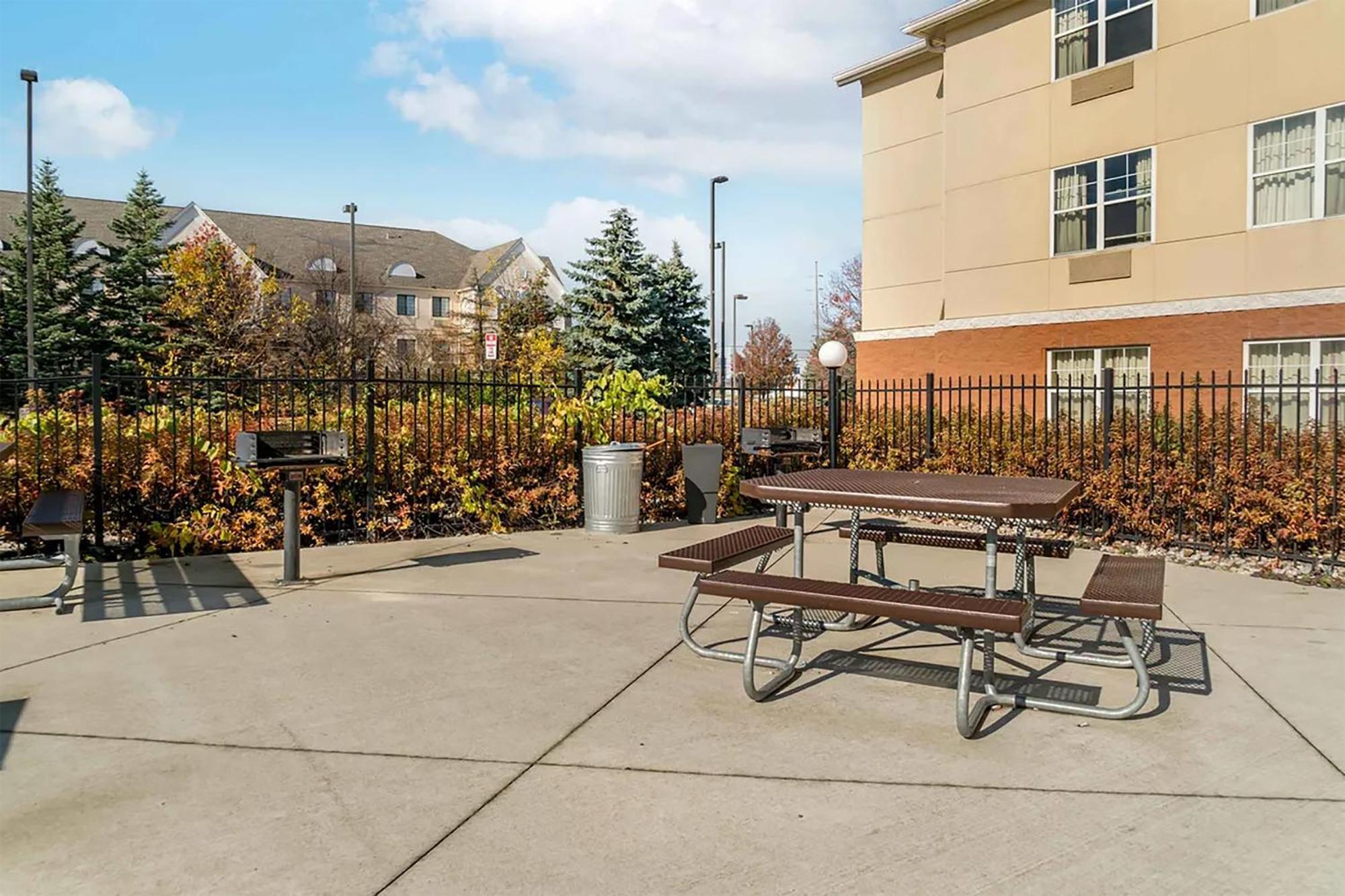 Baymont By Wyndham Auburn Hills South Hotel Exterior foto